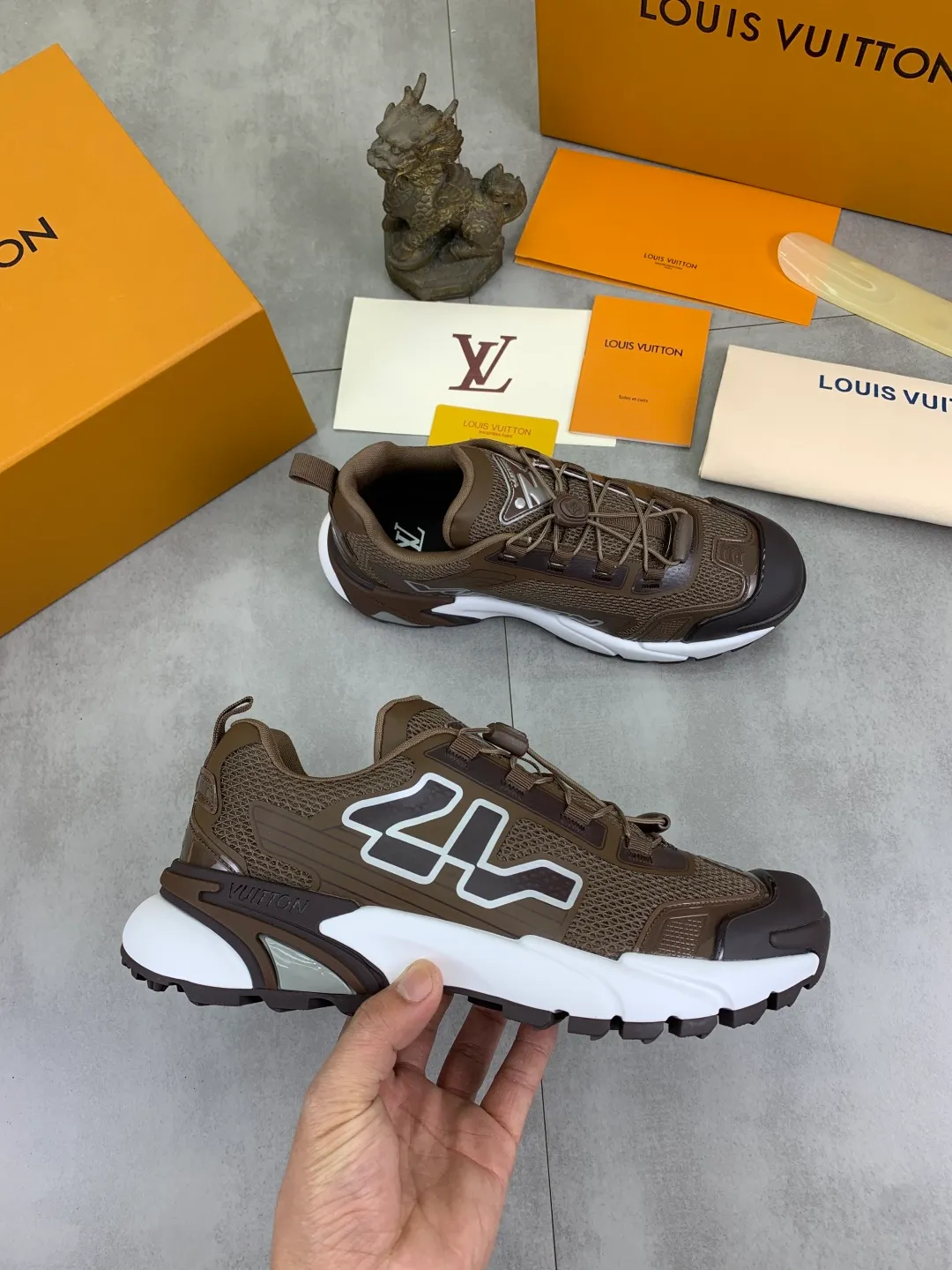 Men's Men's Shoes💰P740 New High Version LV Louis Vuitton L Jialu Brand Runner Tatic Series Thick Sole Casual Sports Shoes Running Shoes Original Purchase Development Production This LV Runner Tatic sports shoe combines technical materials such as mesh fabric and ribbons to interpret the inspiration of traditional mountaineering shoes. LV letters are written on one side, the lariat buckle of the quick lacing system is embellished with Monogram flowers and Louis Vuitton logos, and the light and wear-resistant rubber outsole completes the whole package. The delivery counter is beautifully packaged🛍📦 ▪️Fabrics: Original imported custom technical fabric + mesh ▪️Inner lining: Original customized breathable mesh ▪️Sole: Original open-molded anti-slip rubber combination material ▪️Sole thickness: 4CM ▪️Size: Men's 39-44 (38 45 (customized)